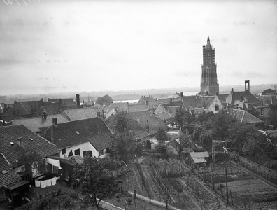 400171 Overzicht van Rhenen, vanaf de omloop van de Panoramamolen aan het Konigin Elisabethplantsoen, met op de ...